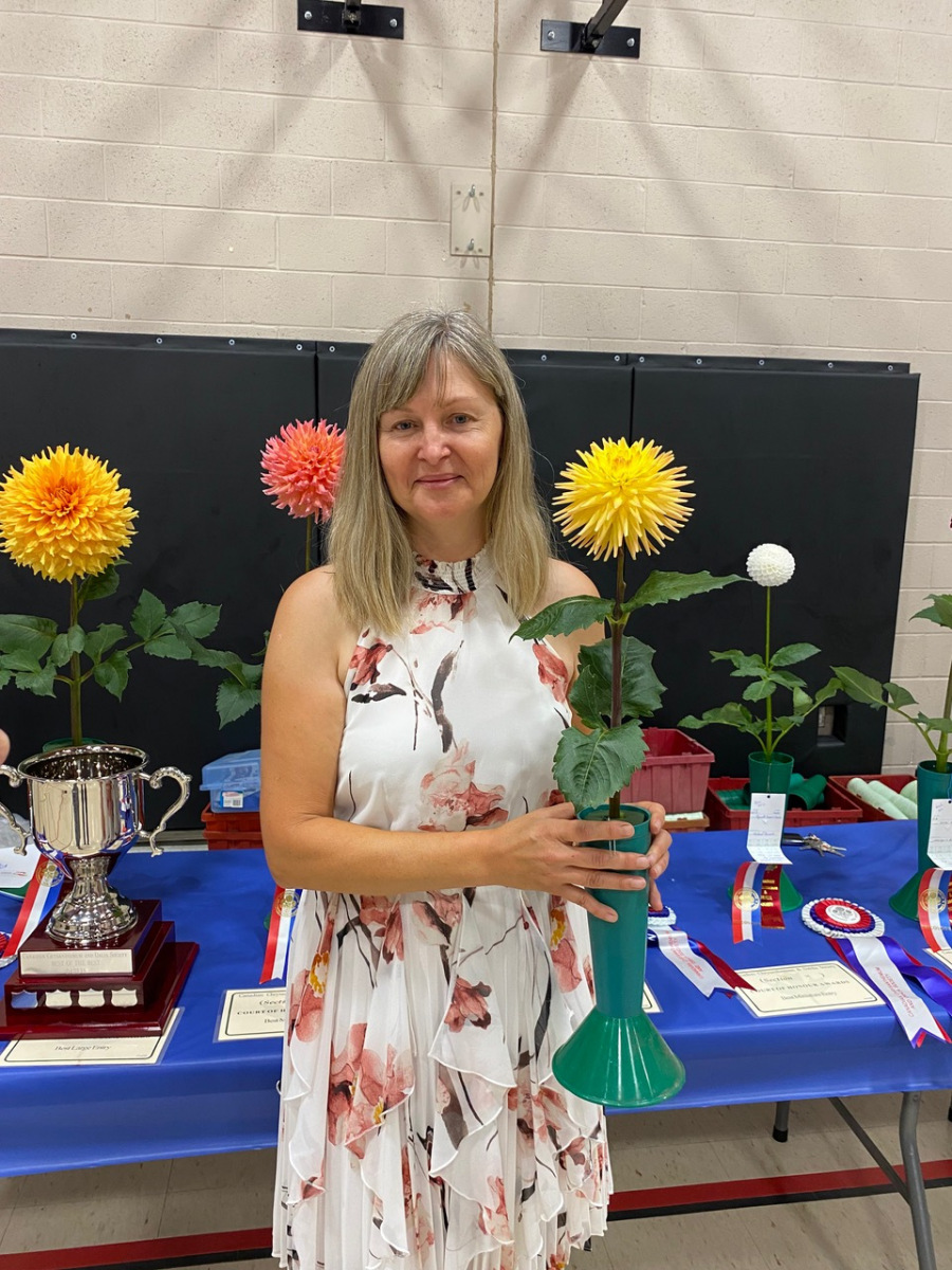 Canadian Chrysanthemum and Dahlia Society, Best B, Ryecroft Zoe, Lori Peplinski